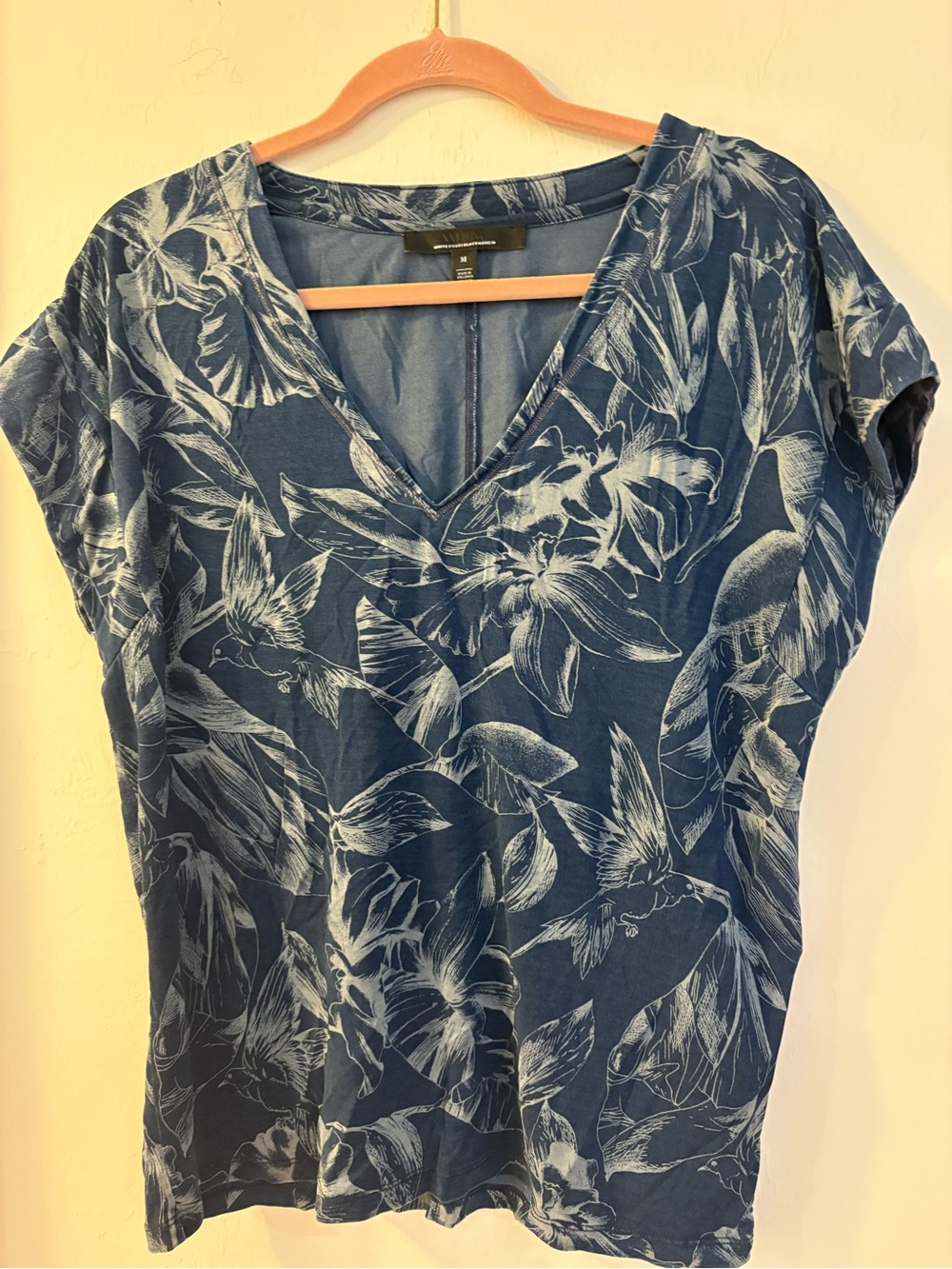 196. White House Black Market Blue Floral & Hummingbird V-Neck Teeptp22”L25”